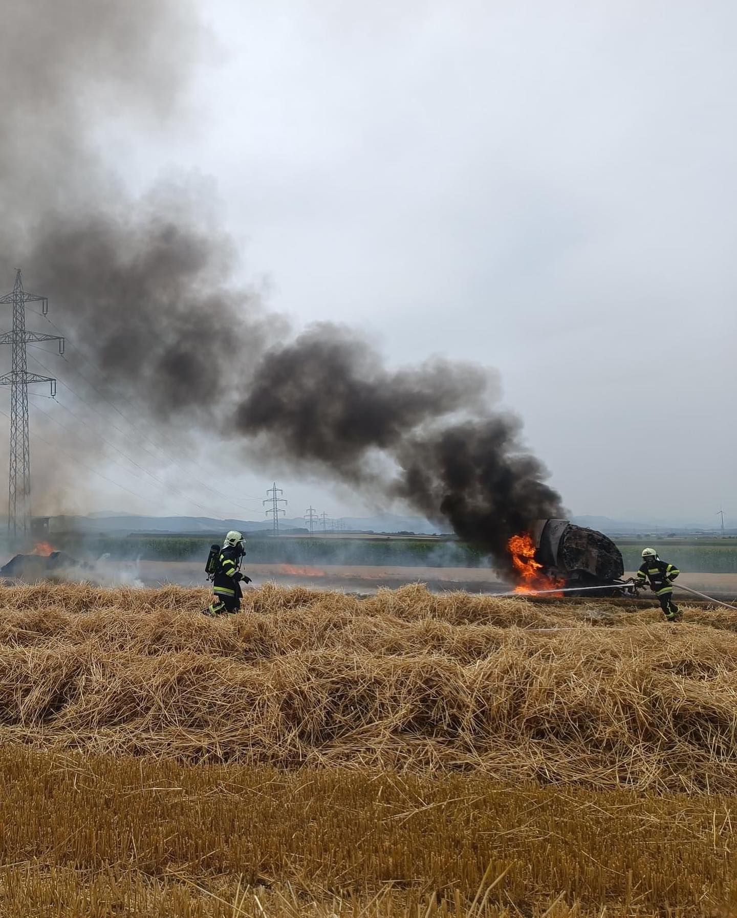 Eine Strohballenpresse stand in Vollbrand.