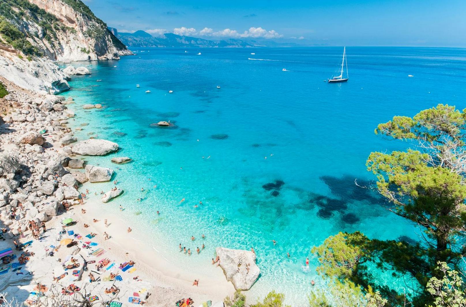 Die Traumbucht Cala Goloritzè auf Sardinien ist aufgrund des kristallklaren Wassers, des strahlend weißen Kiesstrandes und der steilen Felswände eine wahre Instagram-Berühmtheit.