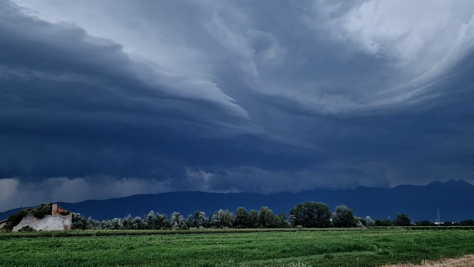 Kräftige Unwetter haben in Pordenone (Italien) schwere Schäden in der Landwirtschaft hinterlassen. Starkregen, Sturmböen und Hagel hinterließen eine Spur der Verwüstung.