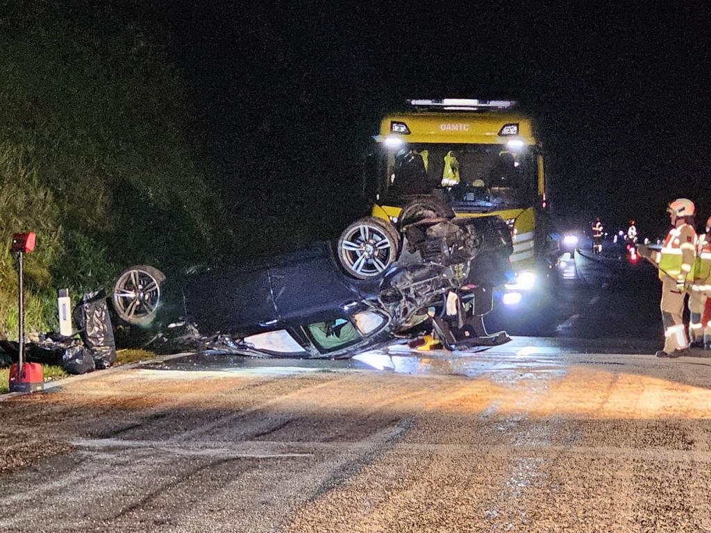 Das Auto überschlug sich und landete auf dem Dach.