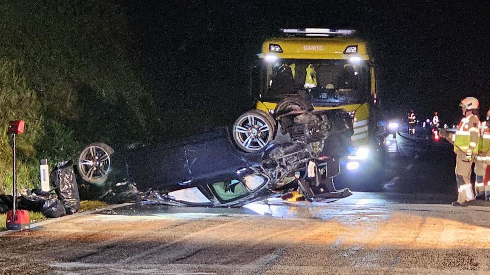 Das Auto überschlug sich und landete auf dem Dach.