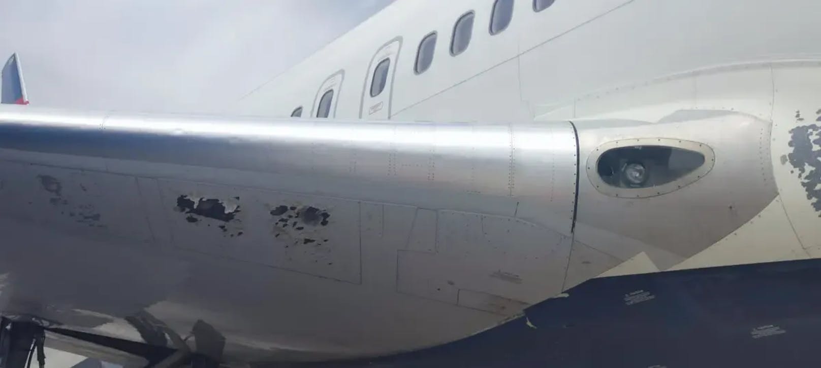 Das Flugzeug wurde mehrfach von Hagelkörnern getroffen, welche Einschlaglöcher im Flugzeug, einschließlich des Cockpits, verursachten.