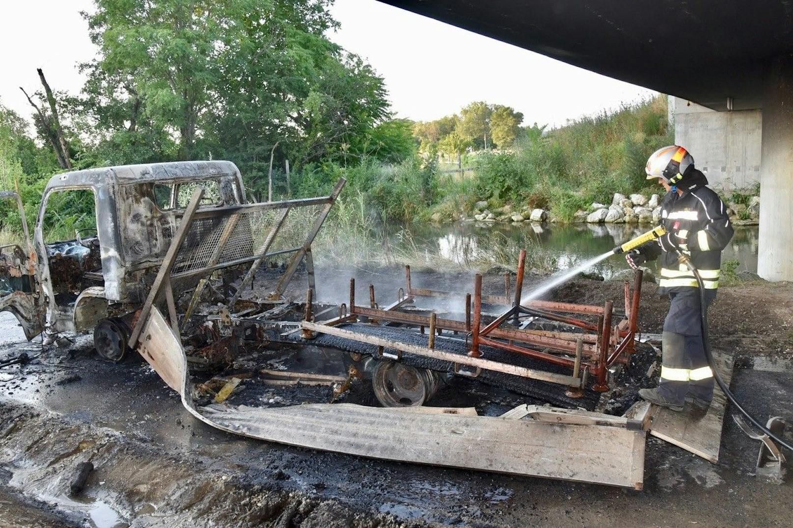 Die Diebe setzten das Fluchtauto in Brand.