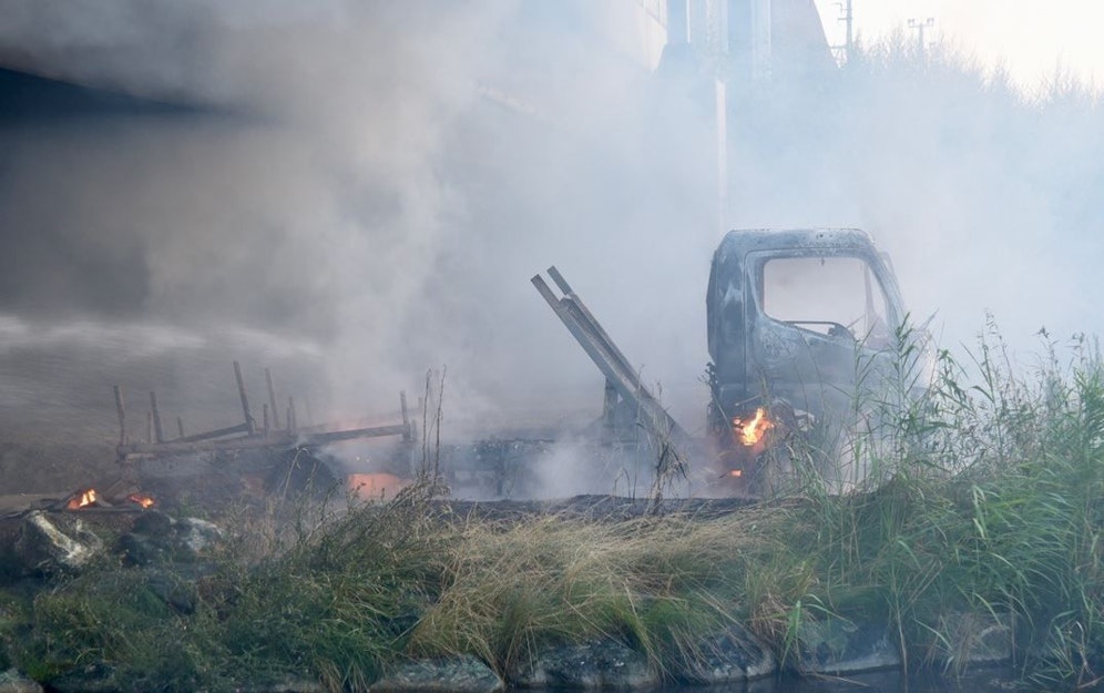 Die Einbrecher stellten den Fluchtwagen ab und setzten ihn in Brand.