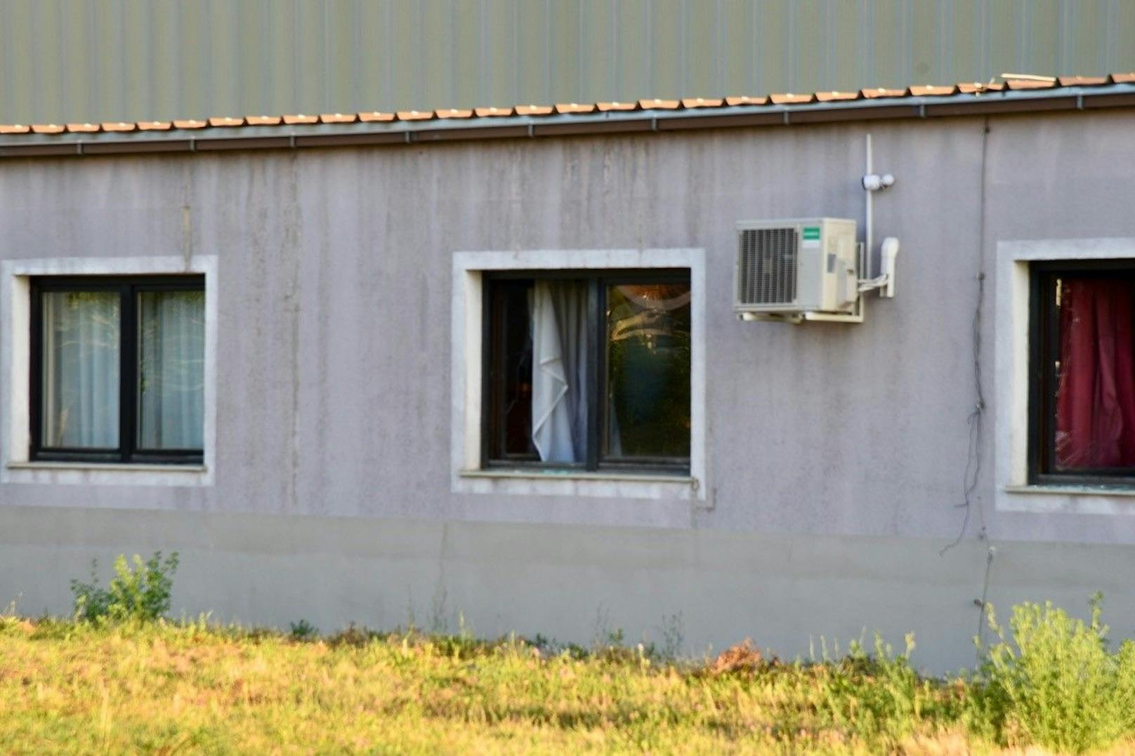 Die Diebe schlugen ein Fenster vom Hotel ein.