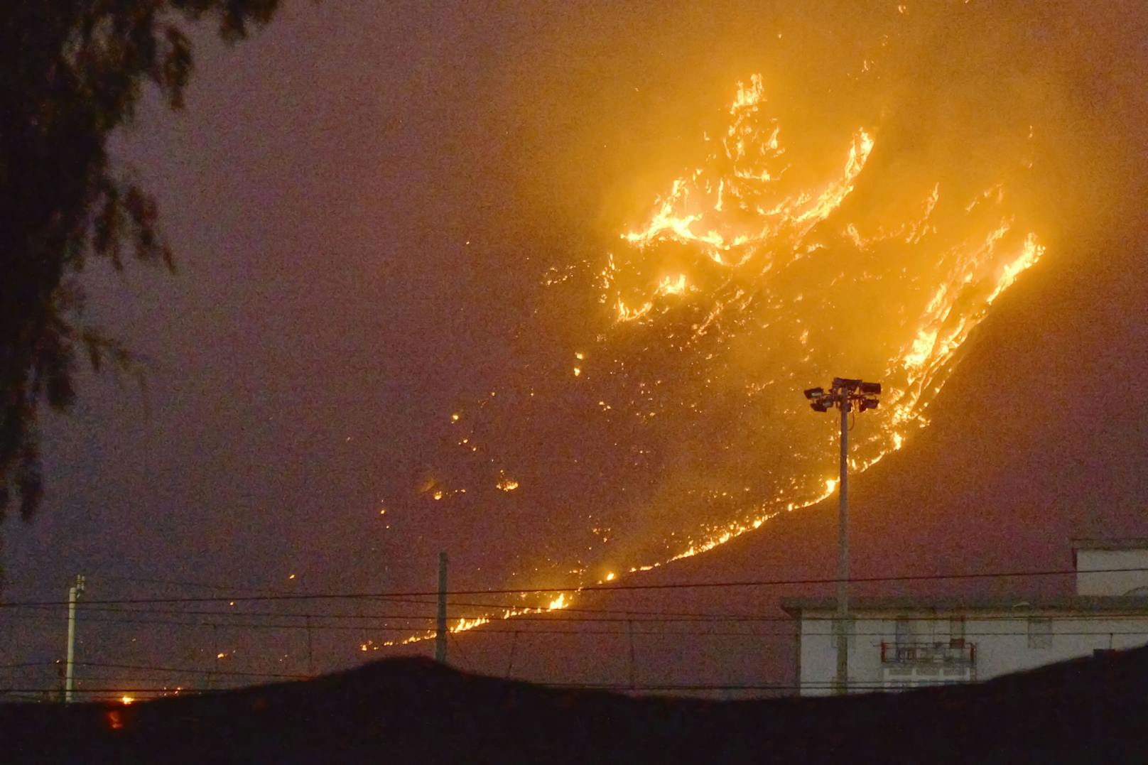 Heftige Waldbrände auf Sizilien legen den Flugverkehr lahm.
