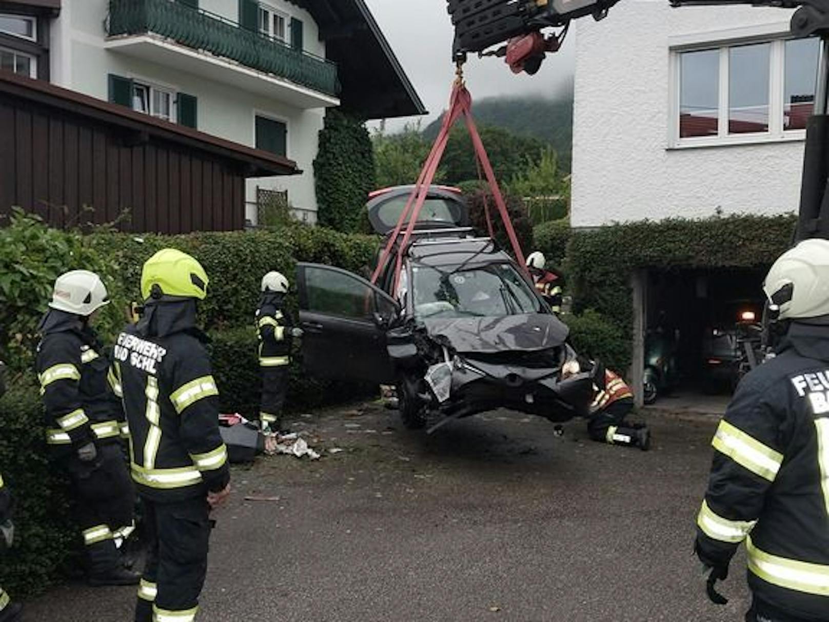 Anschließend wurde ihr völlig zerstörtes Auto mithilfe eines Krans von der Stiege bzw. Böschung gehoben und auf einem Abschleppwagen abgestellt.