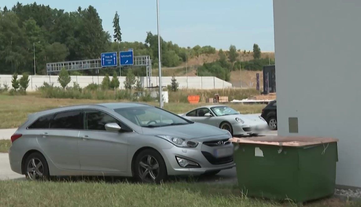 Der kaputte Porsche (im Hintergrund) auf einem Parkplatz neben der Autobahn im Mühlviertel.