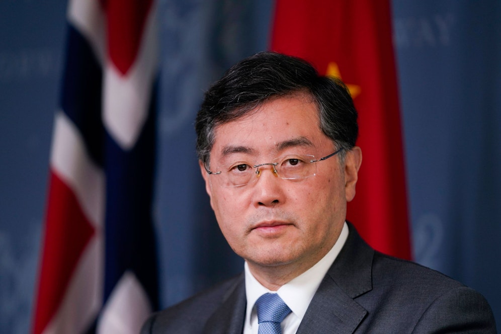 Wurde seines Amtes enthoben: der chinesische Außenminister Qin Gang. Wie der Staatssender CCTV berichtete, stimmte der Ständige Ausschuss des Volkskongresses bei einer Sitzung am Dienstag dafür.