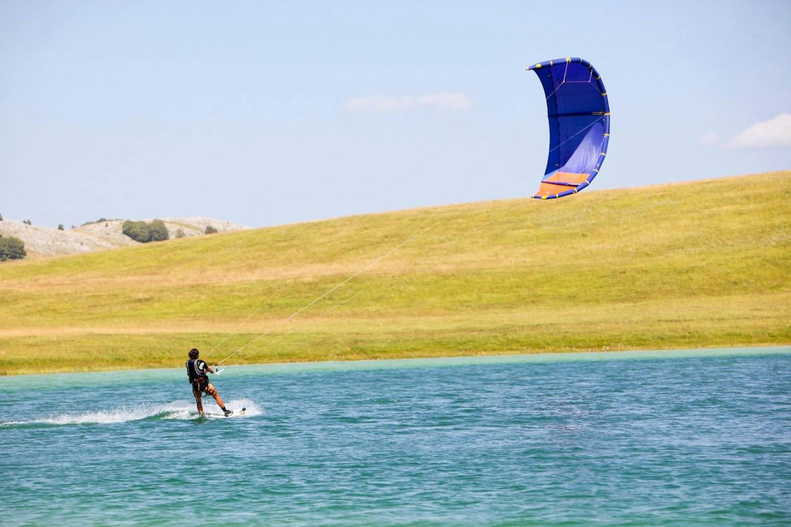 Heftige Windböen – Kitesurferin auf Wiese geschleudert