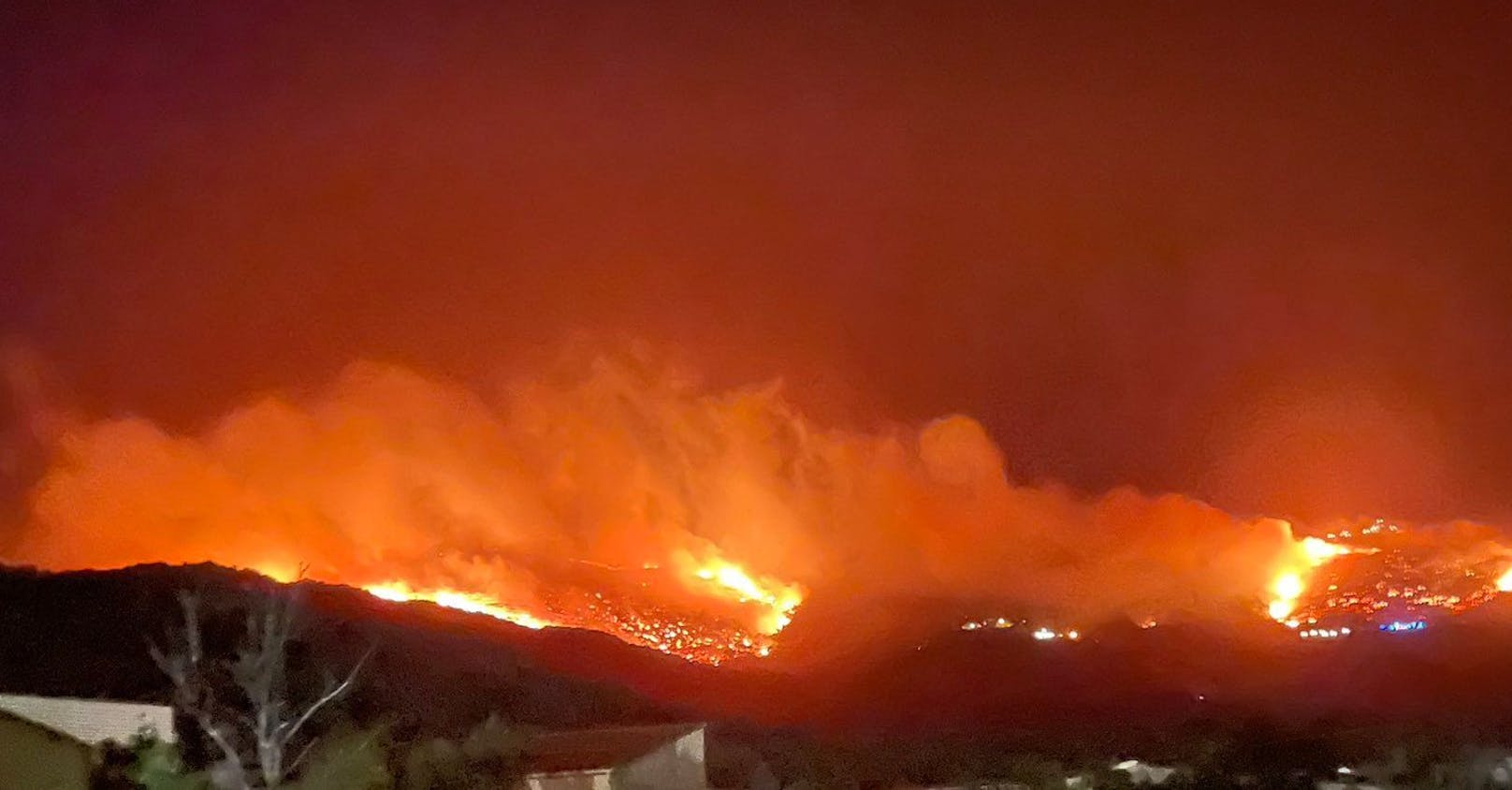 Waldbrände haben auf der französischen Mittelmeerinsel in der Nacht zum Mittwoch mehr als 200 Hektar Land zerstört.