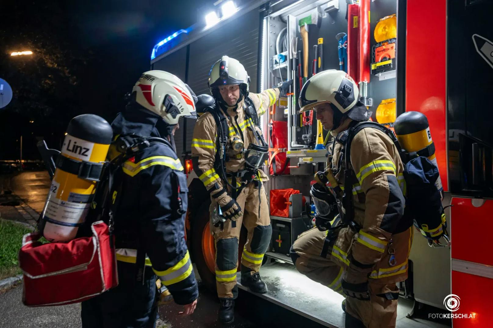 Die Berufsfeuerwehr Linz wurde am Dienstagabend zu einem Brand in ein mehrstöckiges Gebäude in den Stadtteil St. Magdalena alarmiert.