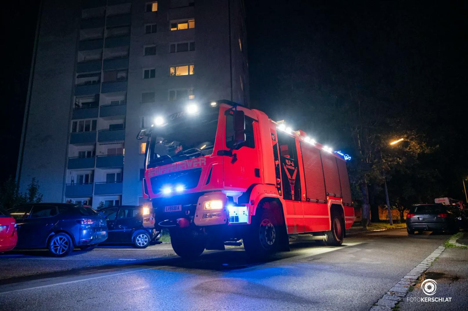 Die Berufsfeuerwehr Linz wurde am Dienstagabend zu einem Brand in ein mehrstöckiges Gebäude in den Stadtteil St. Magdalena alarmiert.