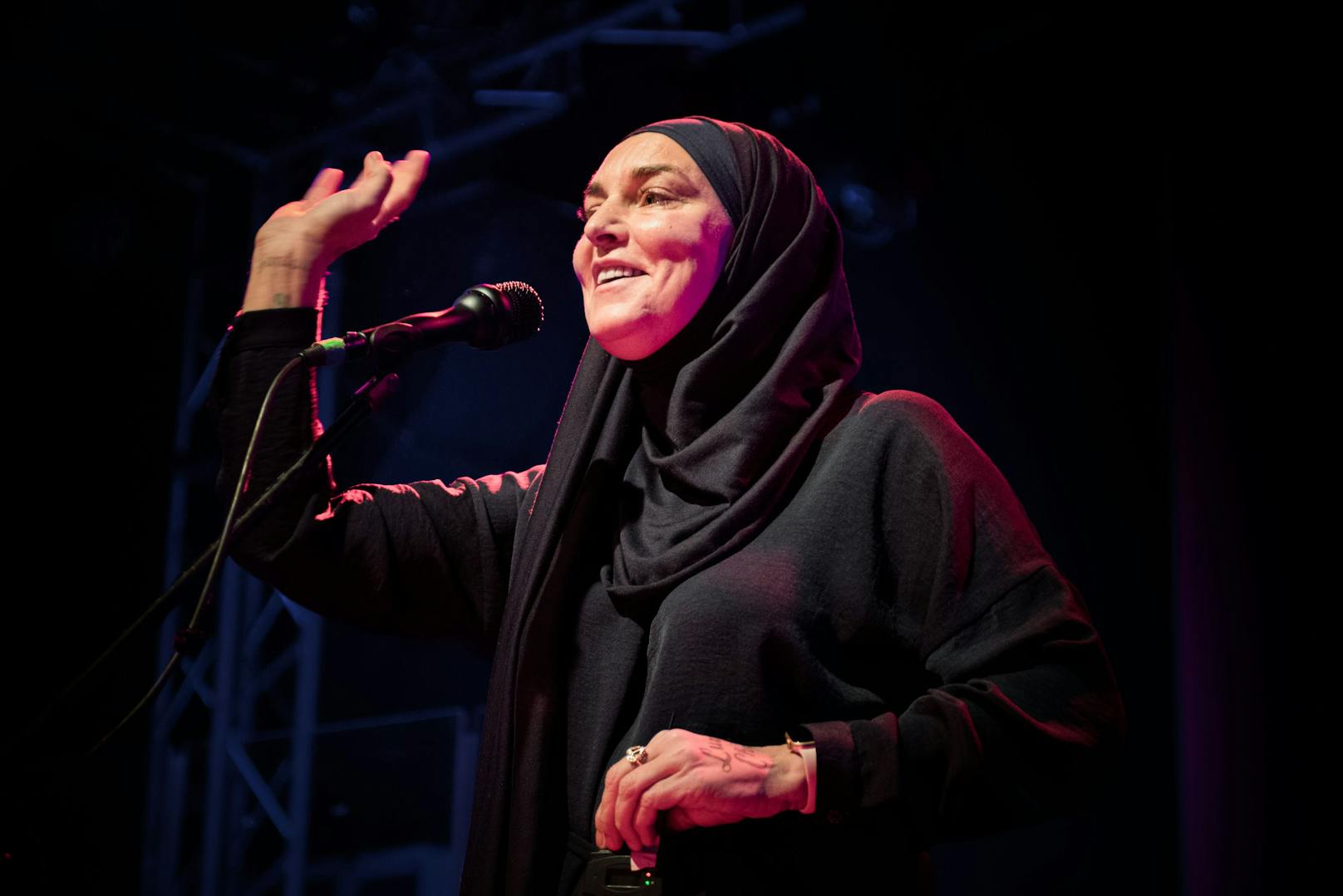 2018 konvertierte die Sängerin zum Islam.