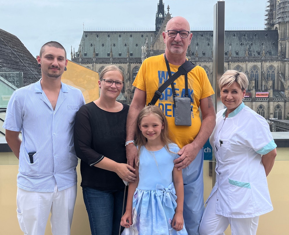 Familie Z. (in der Mitte Lisa mit ihrem Papa und ihrer Mama) mit Pflegeassistentin Lisa Reindl (rechts) und Krankenpfleger Michael Sigl.