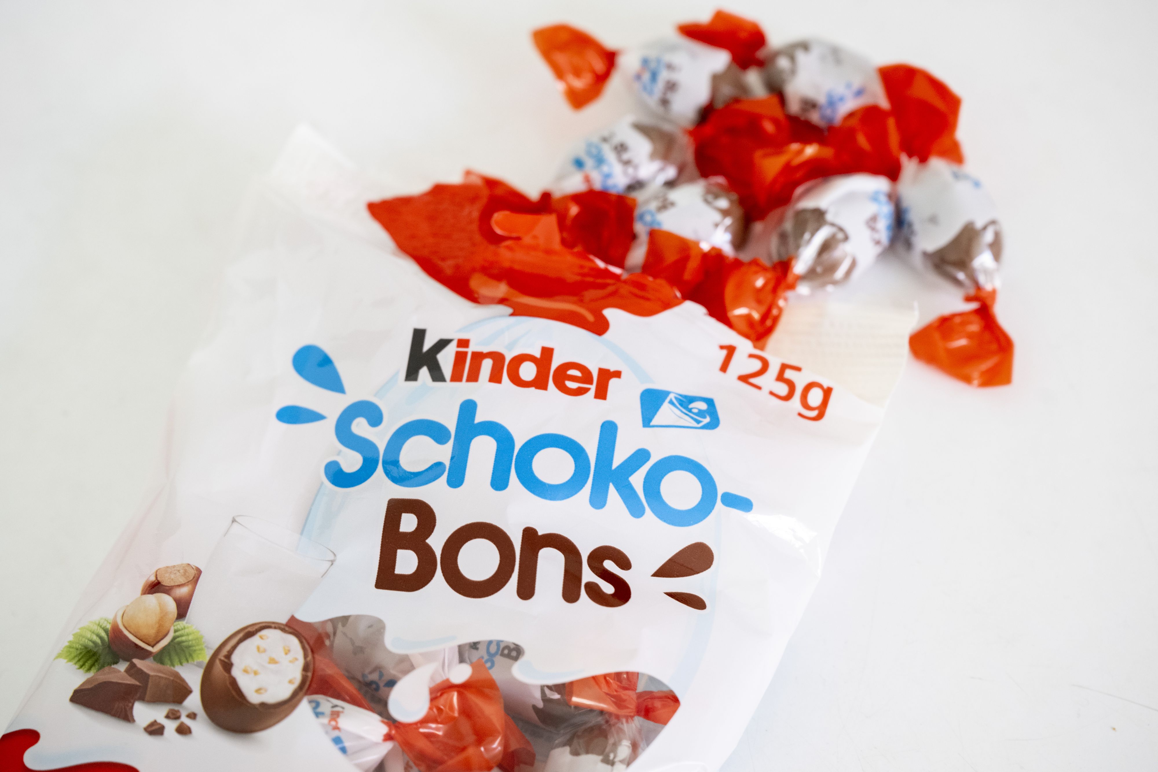 Download von www.picturedesk.com am 26.07.2023 (15:57).  Kinder Schoko-Bons von Ferrero, am Donnerstag, 14. April 2022, in Zuerich. Ausgerechnet auf das ansonsten lukrative Ostergeschaeft hin muss der Suesswarenhersteller Ferrero zahlreiche Kinder-Produkte zurueckrufen. Grund ist ein gravierender Salmonellenverdacht. (KEYSTONE/Ennio Leanza) - 20220414_PD2363 - Rechteinfo: Rights Managed (RM)