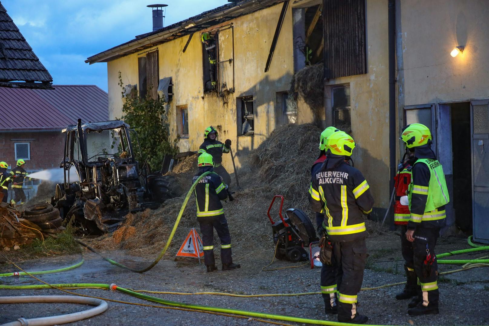 In Alkoven (Bezirk Eferding) standen am Mittwoch in den frühen Morgenstunden vier Feuerwehren bei einem Brand auf einem Bauernhof im Einsatz.