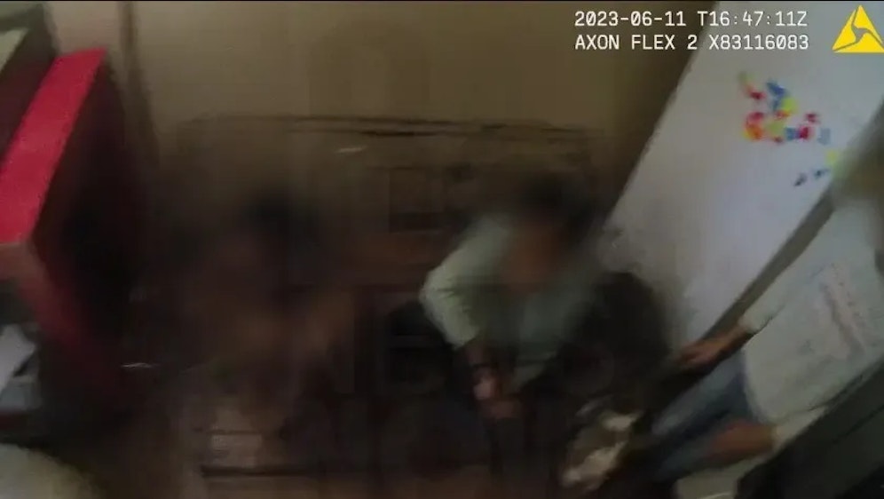 Als die Polizei die Horrorwohnung betrat, fand sie 2 Kinder in Hundekäfigen.&nbsp;