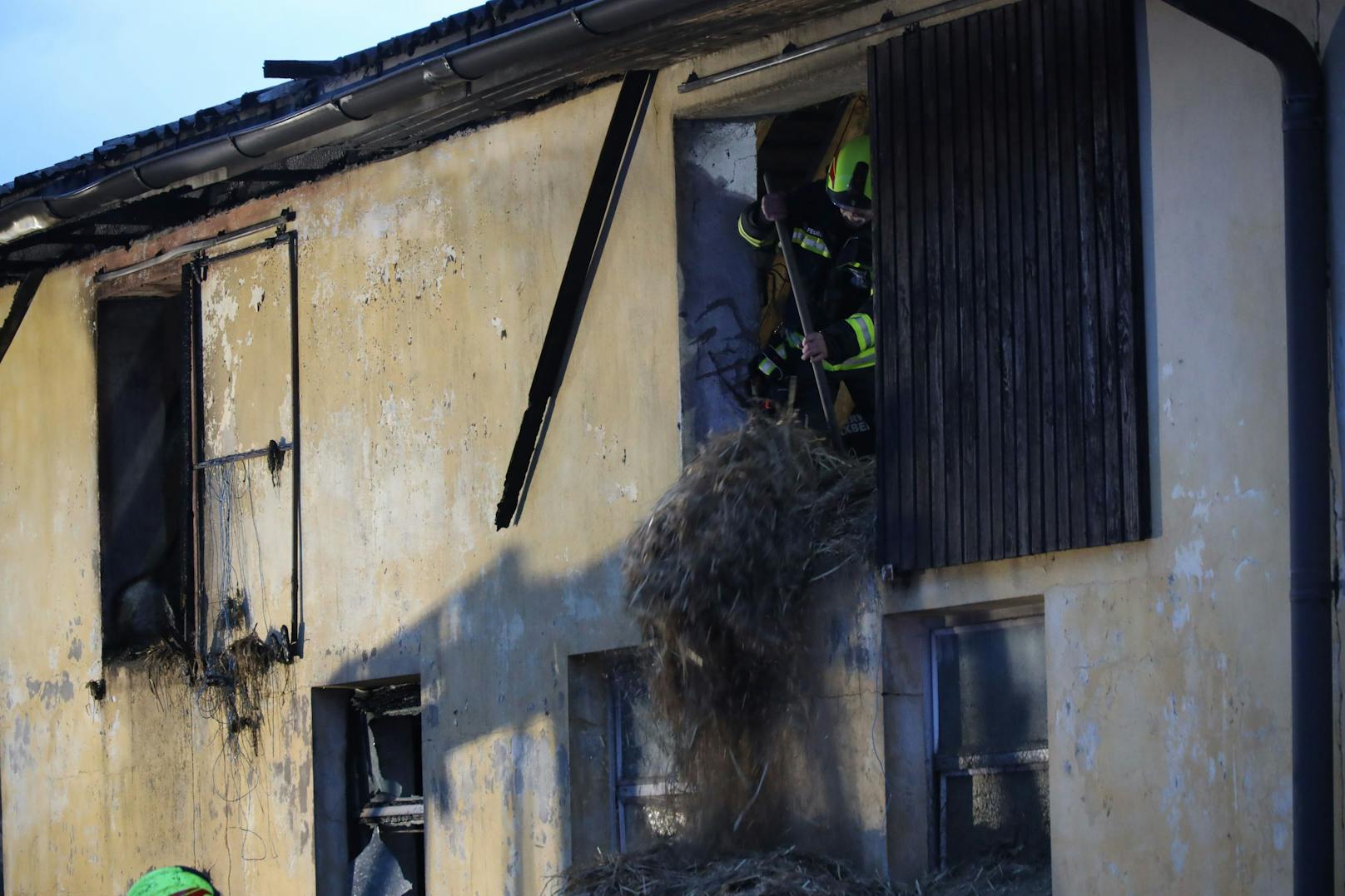 In Alkoven (Bezirk Eferding) standen am Mittwoch in den frühen Morgenstunden vier Feuerwehren bei einem Brand auf einem Bauernhof im Einsatz.