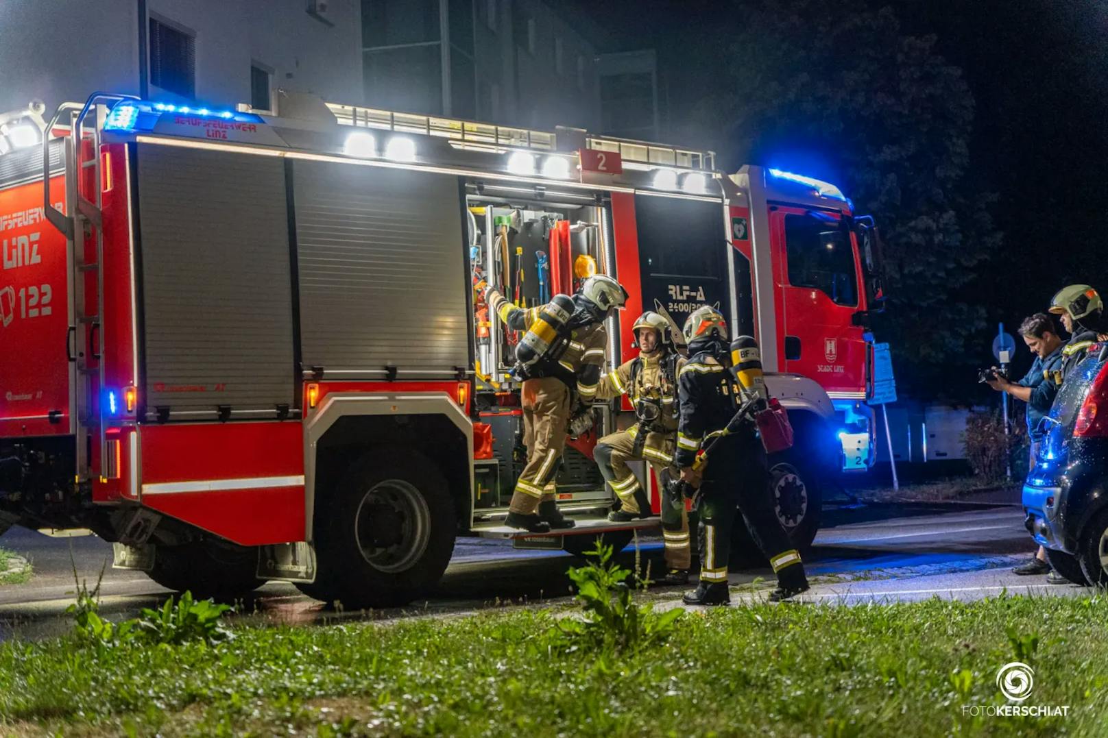 Die Berufsfeuerwehr Linz wurde am Dienstagabend zu einem Brand in ein mehrstöckiges Gebäude in den Stadtteil St. Magdalena alarmiert.