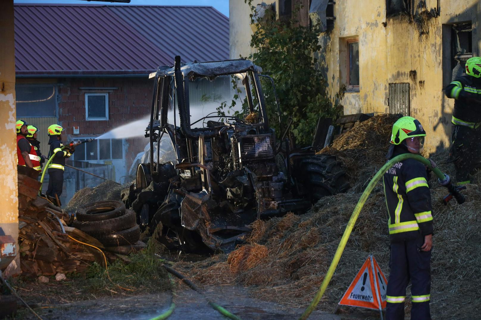 In Alkoven (Bezirk Eferding) standen am Mittwoch in den frühen Morgenstunden vier Feuerwehren bei einem Brand auf einem Bauernhof im Einsatz.