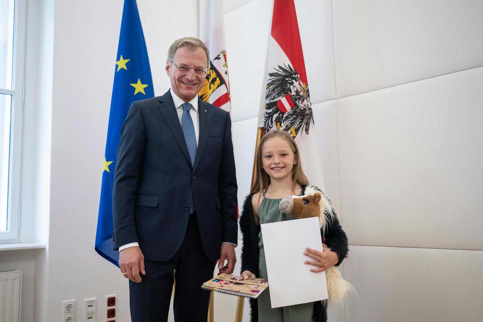 Am Mittwoch wurde Lisa im Linzer Landhaus von LH Thomas Stelzer (ÖVP) für ihren mutigen Einsatz geehrt. Zudem gab es ein Eis und eine Führung durchs Landhaus.