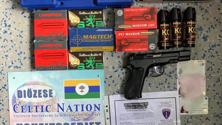 Das Kärntner Landesamt für Verfassungsschutz und Terrorismusbekämpfung (LVT) konnte bei den Staatsverweigerern Waffen, Dokumente und eigens gemachte Kennzeichen sicherstellen.