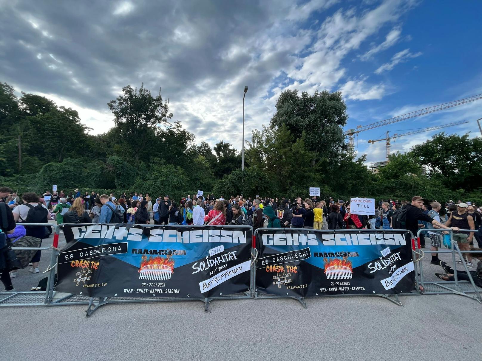 Demo belagert Stadion, Rammstein-Fans schauen weg – Leser
