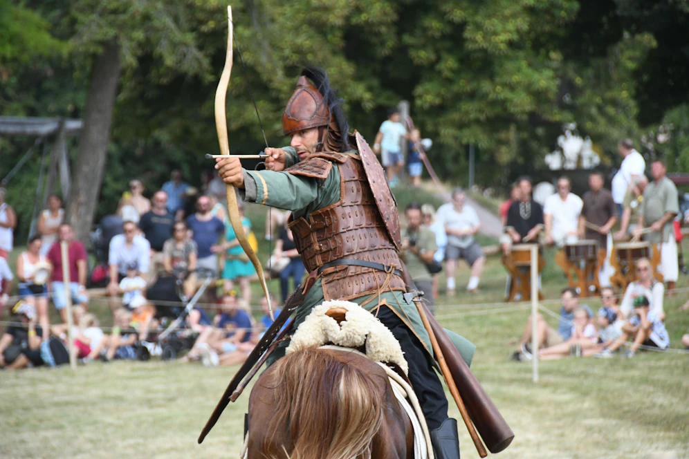 Darbietungen zu Pferd beim Hunnenfest im MAMUZ Schloss Asparn/Zaya