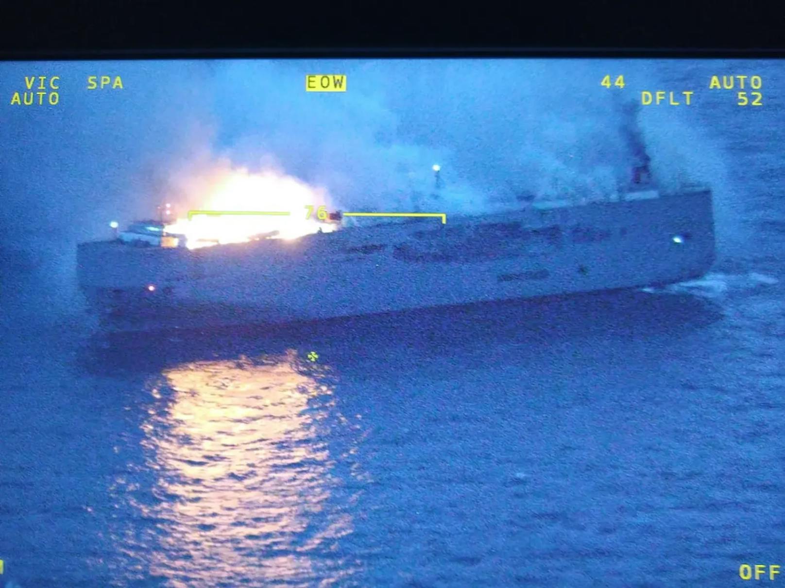 Die Küstenwache hat Bilder vom brennenden Frachter veröffentlicht.