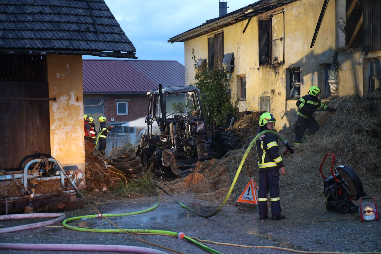 Heute.at - Traktor geht in der Nacht plötzlich in Flammen auf