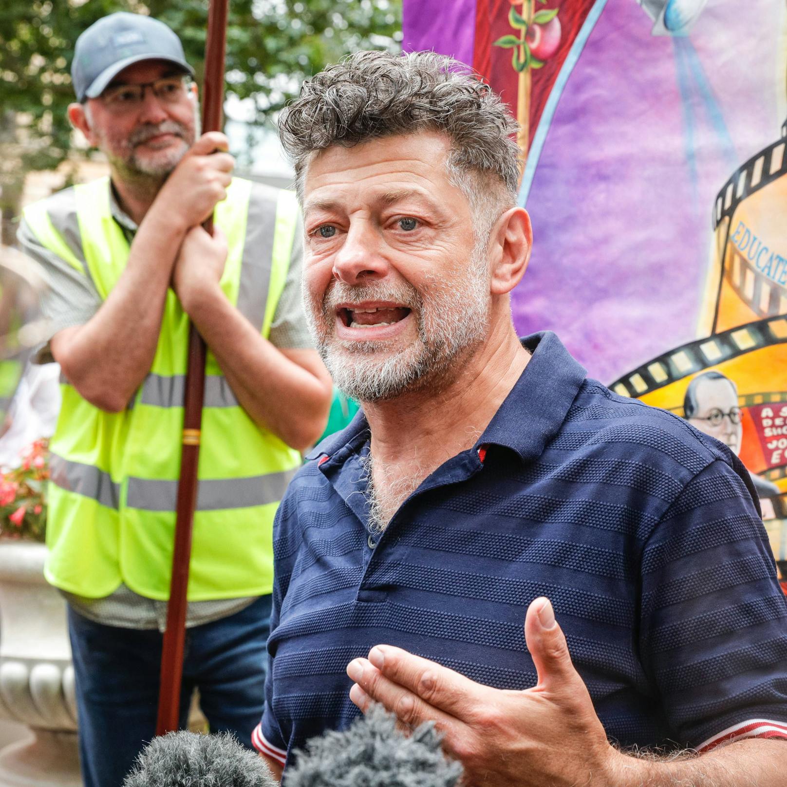 "Gollum"-Darsteller Andy Serkis demonstriert in London.