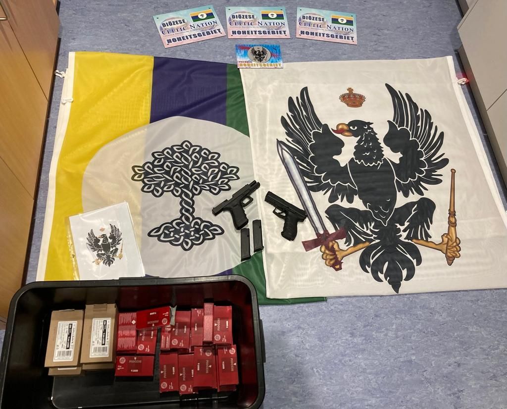 Das Kärntner Landesamt für Verfassungsschutz und Terrorismusbekämpfung (LVT) konnte bei den Staatsverweigerern Waffen, Dokumente und eigens gemachte Kennzeichen sicherstellen.