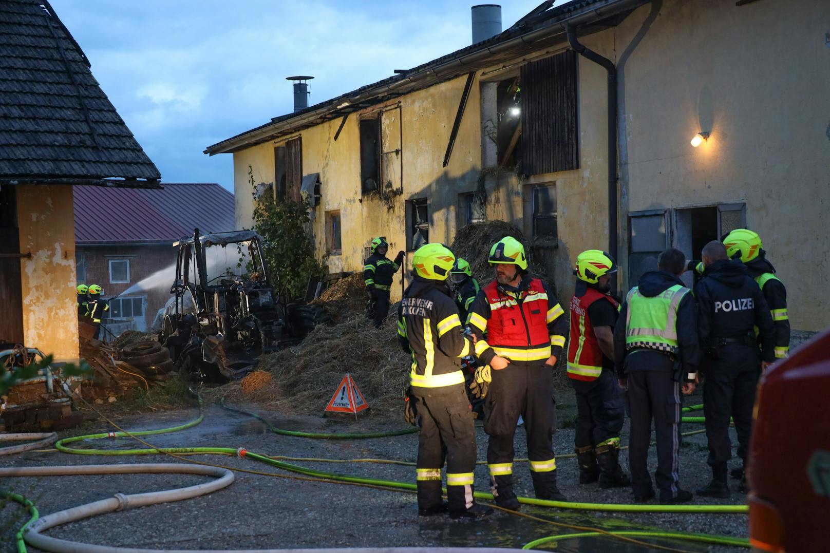 In Alkoven (Bezirk Eferding) standen am Mittwoch in den frühen Morgenstunden vier Feuerwehren bei einem Brand auf einem Bauernhof im Einsatz.