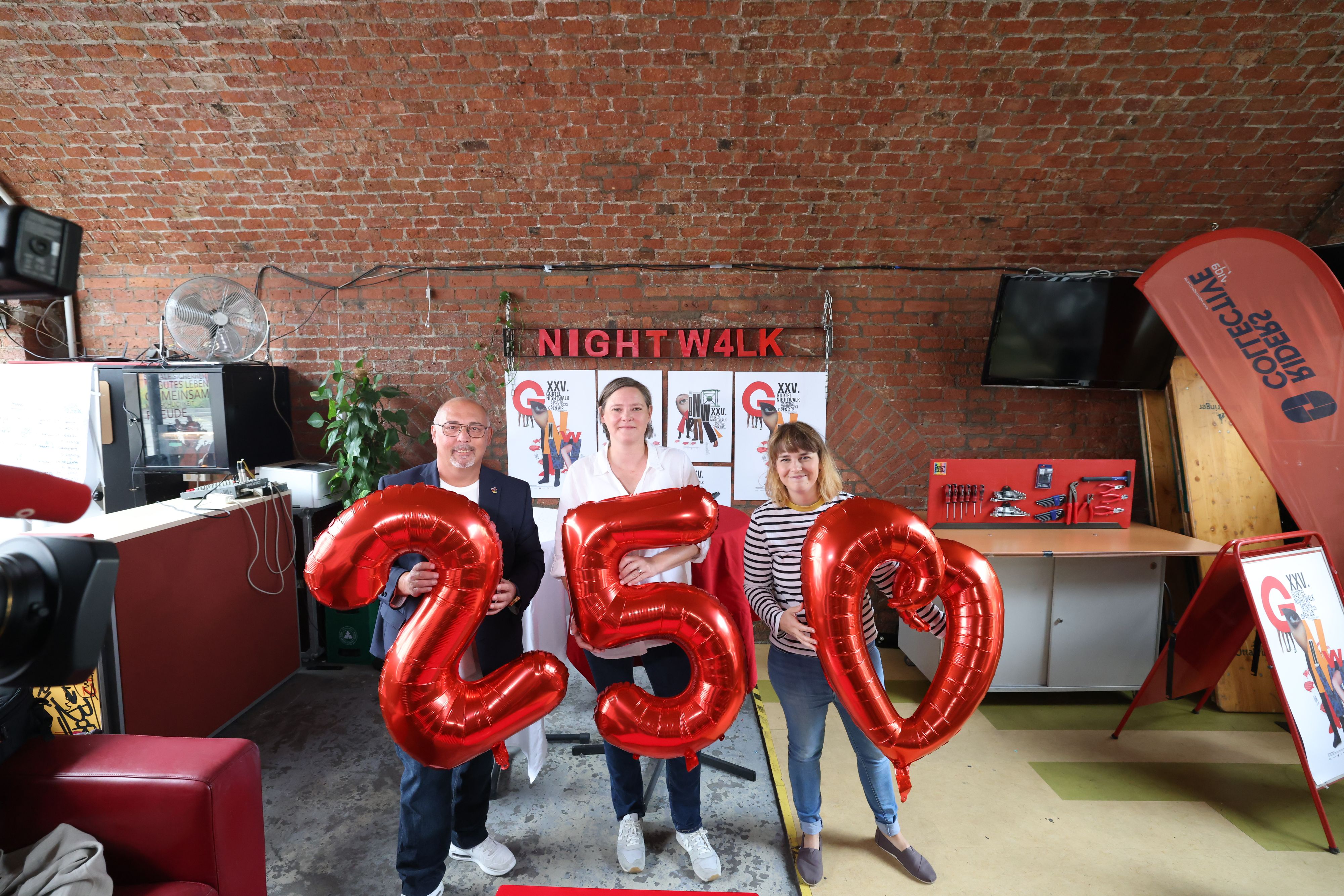 Hernalser Bezirksvorsteher Peter Jagsch, Josefstädter Gemeinderätin Stefanie Vasold (beide SPÖ) und Vorsitende der Kulturkommisiion Ottakring, Stefanie Lamp (v.l) bei der Präsentation des Nightwalk-Programms zum 25. Jubiläum