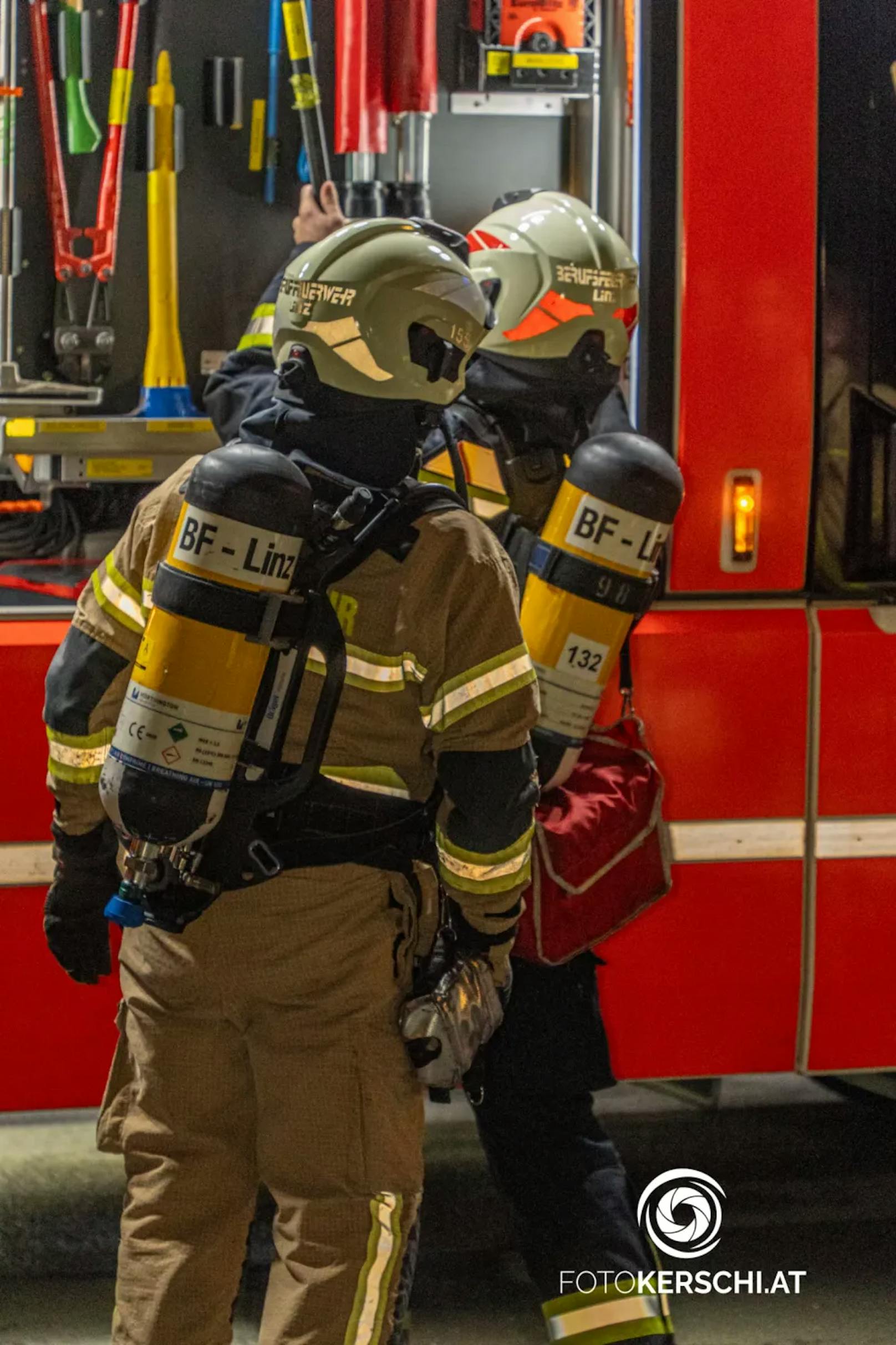 Die Berufsfeuerwehr Linz wurde am Dienstagabend zu einem Brand in ein mehrstöckiges Gebäude in den Stadtteil St. Magdalena alarmiert.