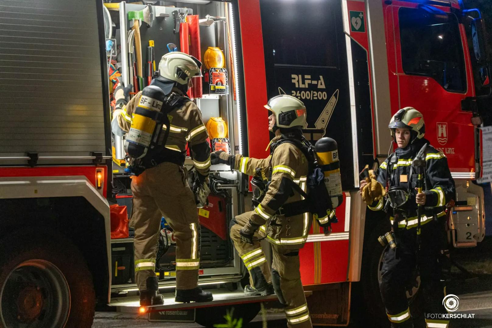 Die Berufsfeuerwehr Linz wurde am Dienstagabend zu einem Brand in ein mehrstöckiges Gebäude in den Stadtteil St. Magdalena alarmiert.