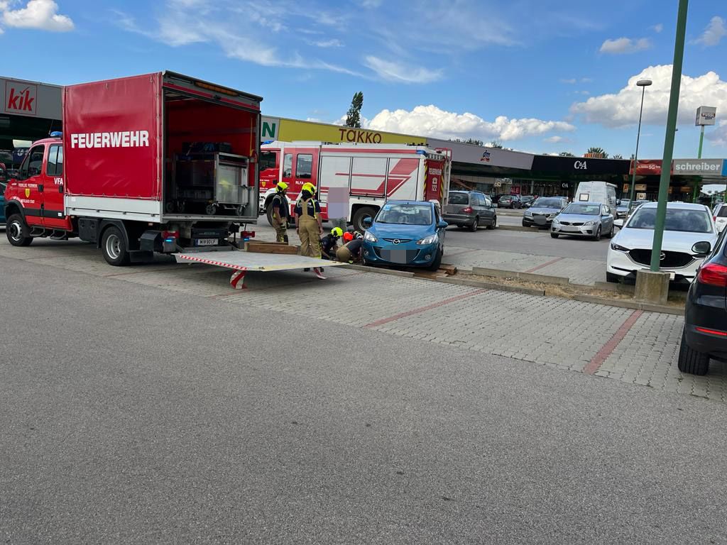 Feuerwehr befreite Auto aus misslicher Lage