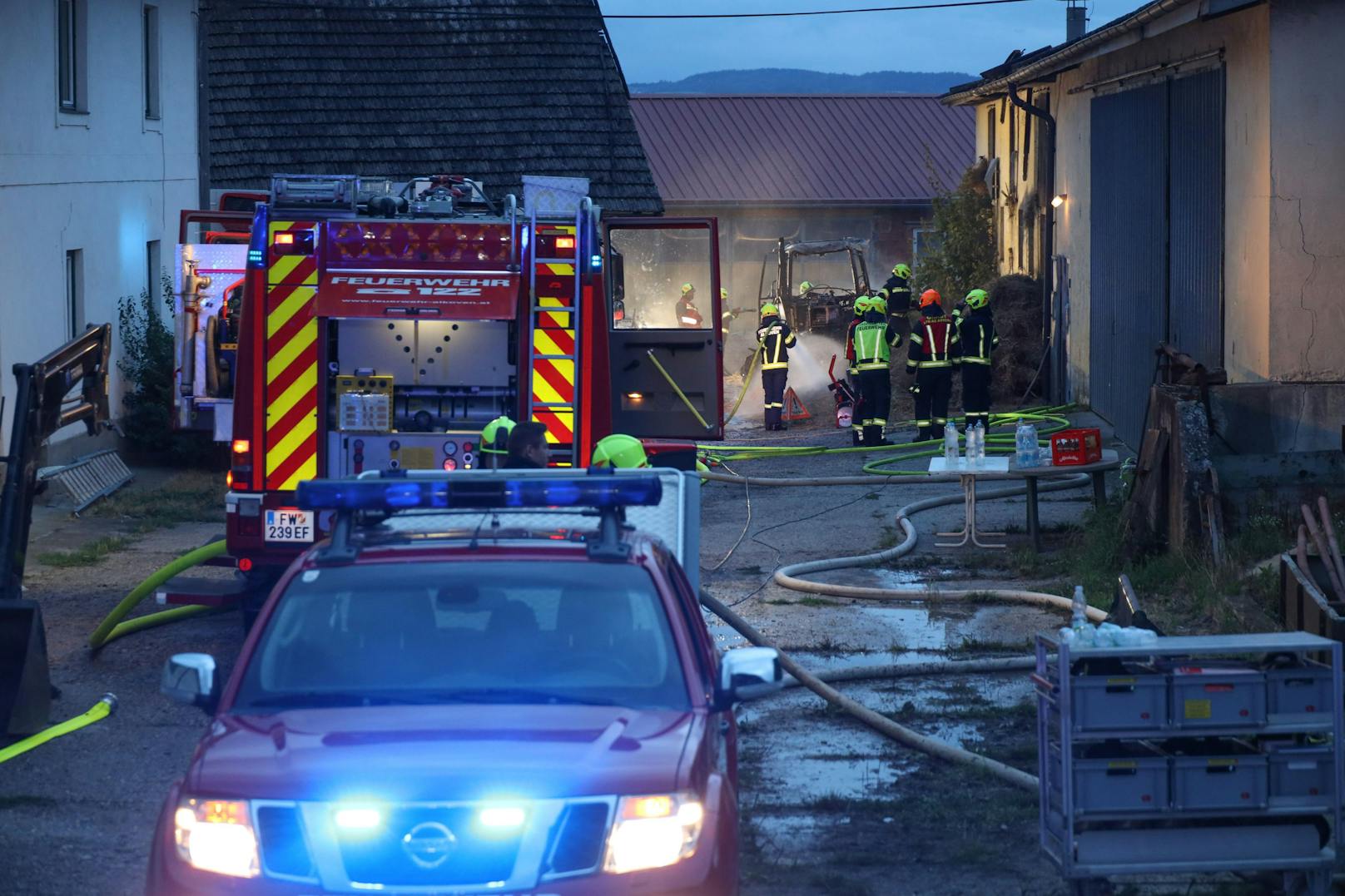 In Alkoven (Bezirk Eferding) standen am Mittwoch in den frühen Morgenstunden vier Feuerwehren bei einem Brand auf einem Bauernhof im Einsatz.