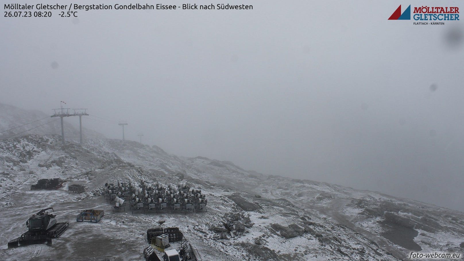 In der Nacht auf den 26. Juli 2023 ist in Österreichs Hochgebirge Schnee gefallen. Im Bild die Gondelbahn-Bergstation am Mölltaler Glescher auf 2.800 m.