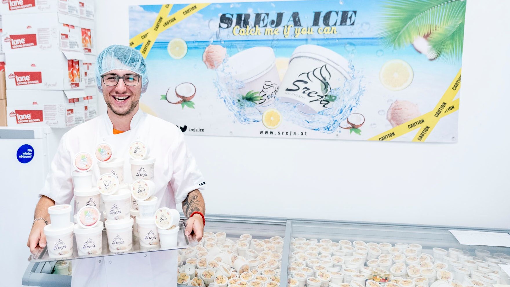 sreja eisproduktion in der wolfgang schmälzl gasse 18-20, 20230725 foto: helmut graf/tageszeitung heute