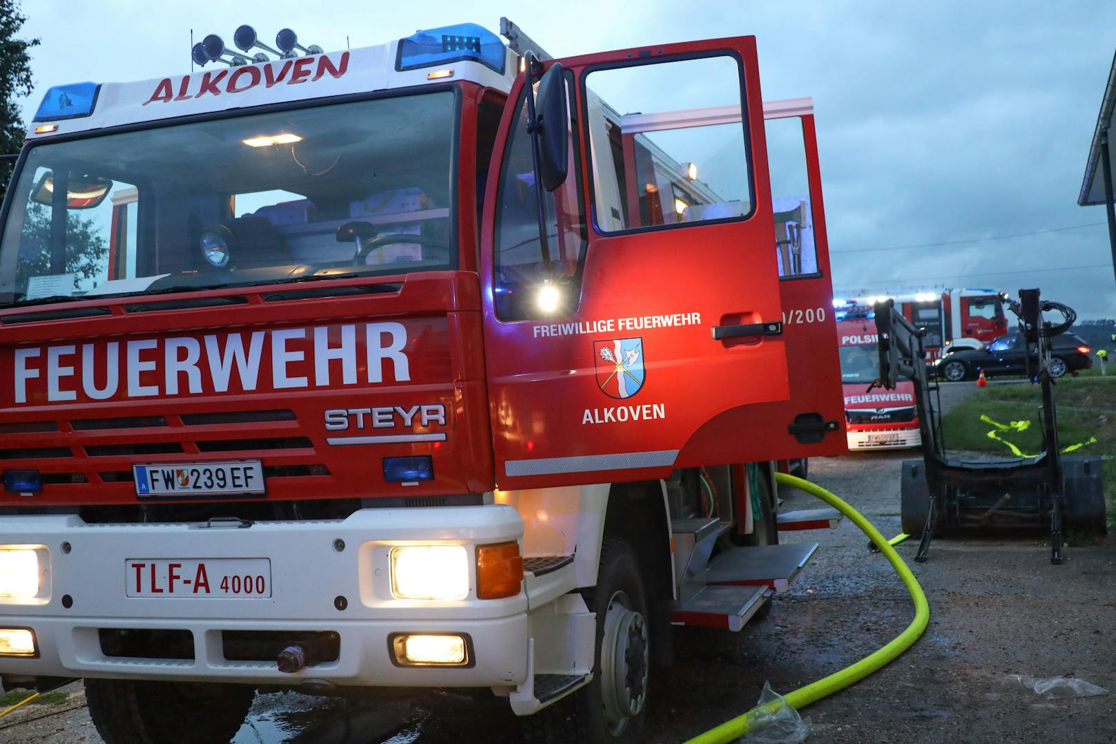 In Alkoven (Bezirk Eferding) standen am Mittwoch in den frühen Morgenstunden vier Feuerwehren bei einem Brand auf einem Bauernhof im Einsatz.