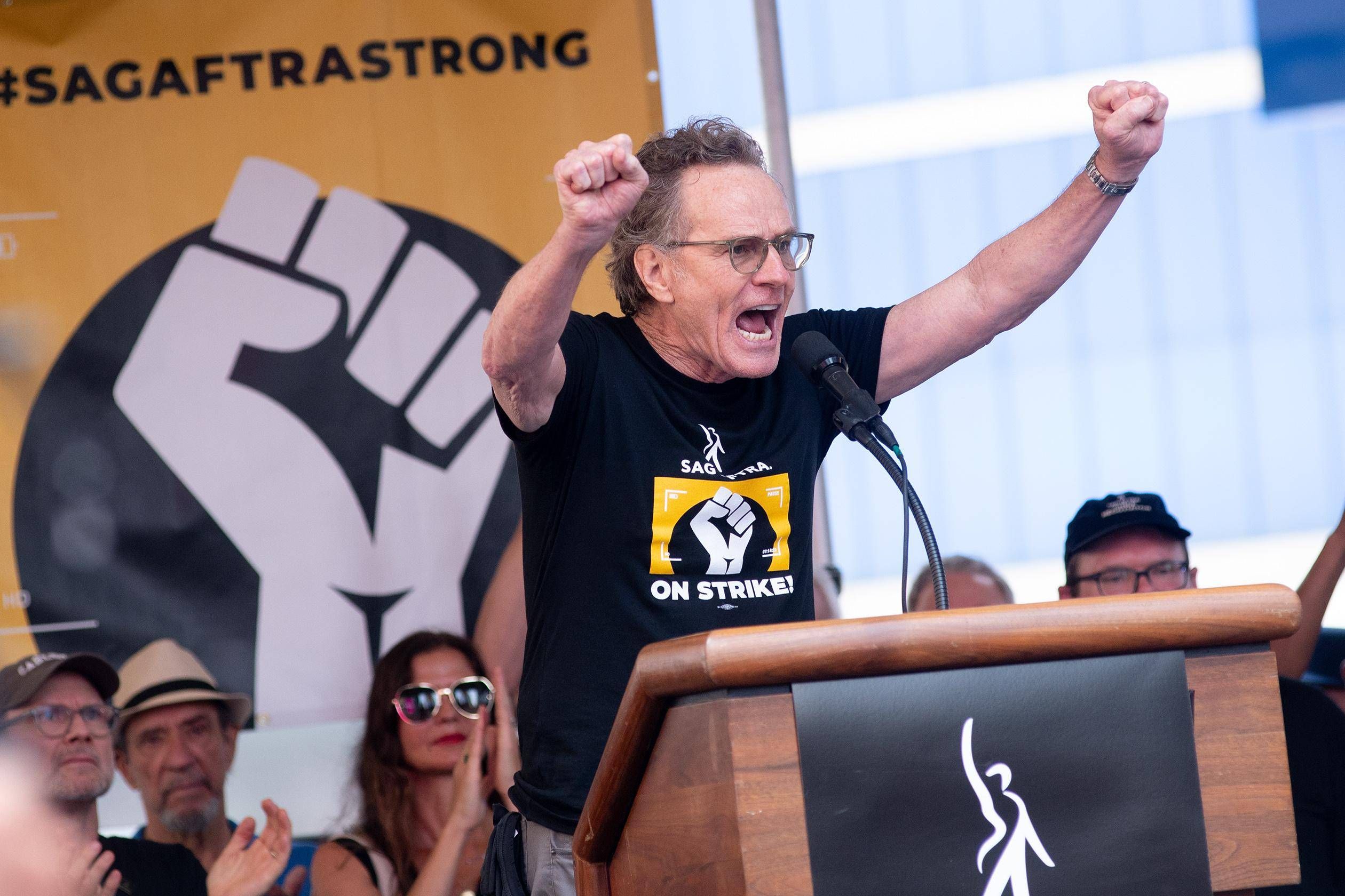 Bryan Cranston hält bei den SAG-AFTRA Streiks in New York eine bewegende Rede.