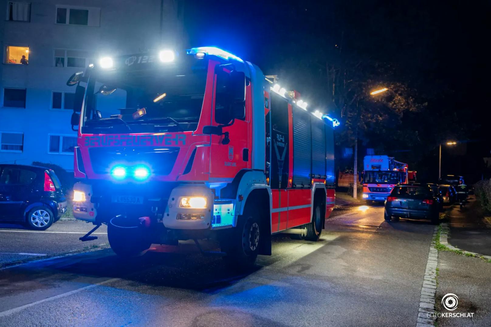 Die Berufsfeuerwehr Linz wurde am Dienstagabend zu einem Brand in ein mehrstöckiges Gebäude in den Stadtteil St. Magdalena alarmiert.