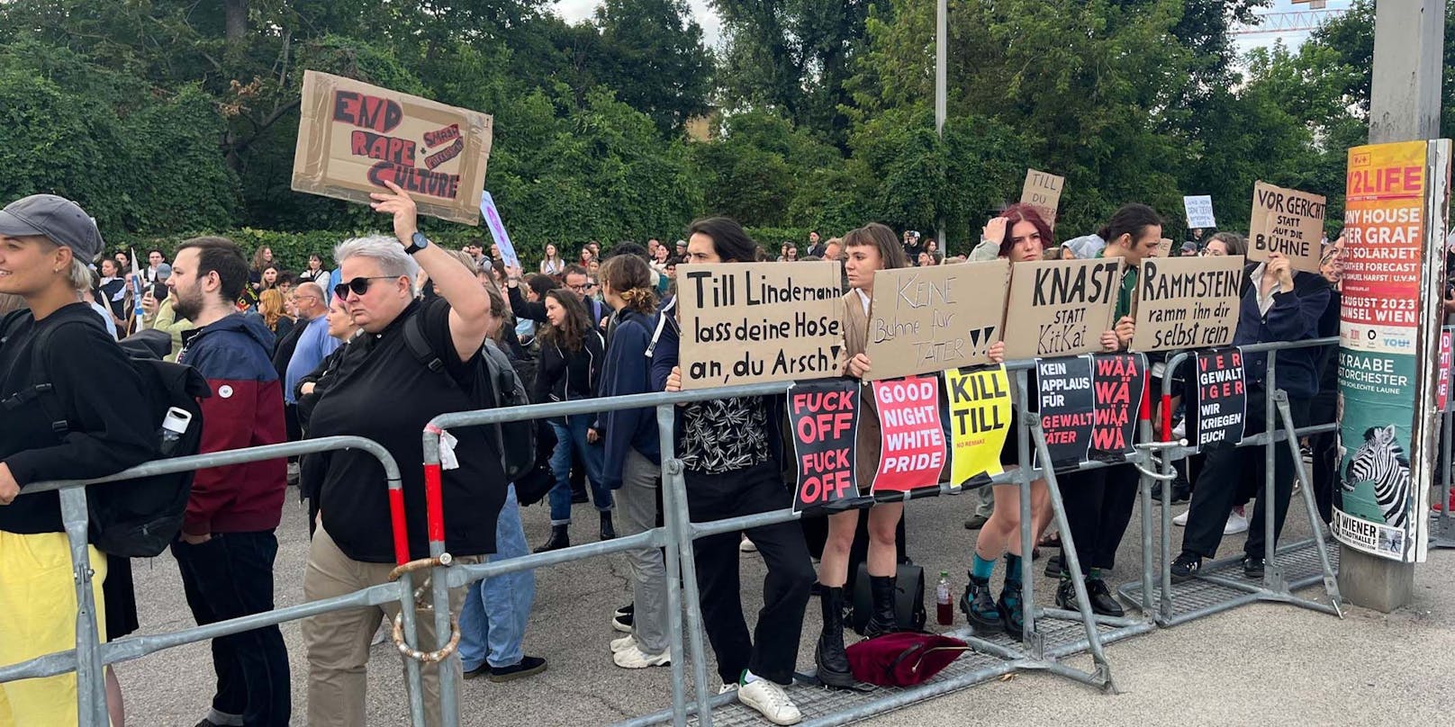 Neben Rammstein-Fans versammeln sich am Mittwochabend auch einige Demonstranten vor dem Stadion.