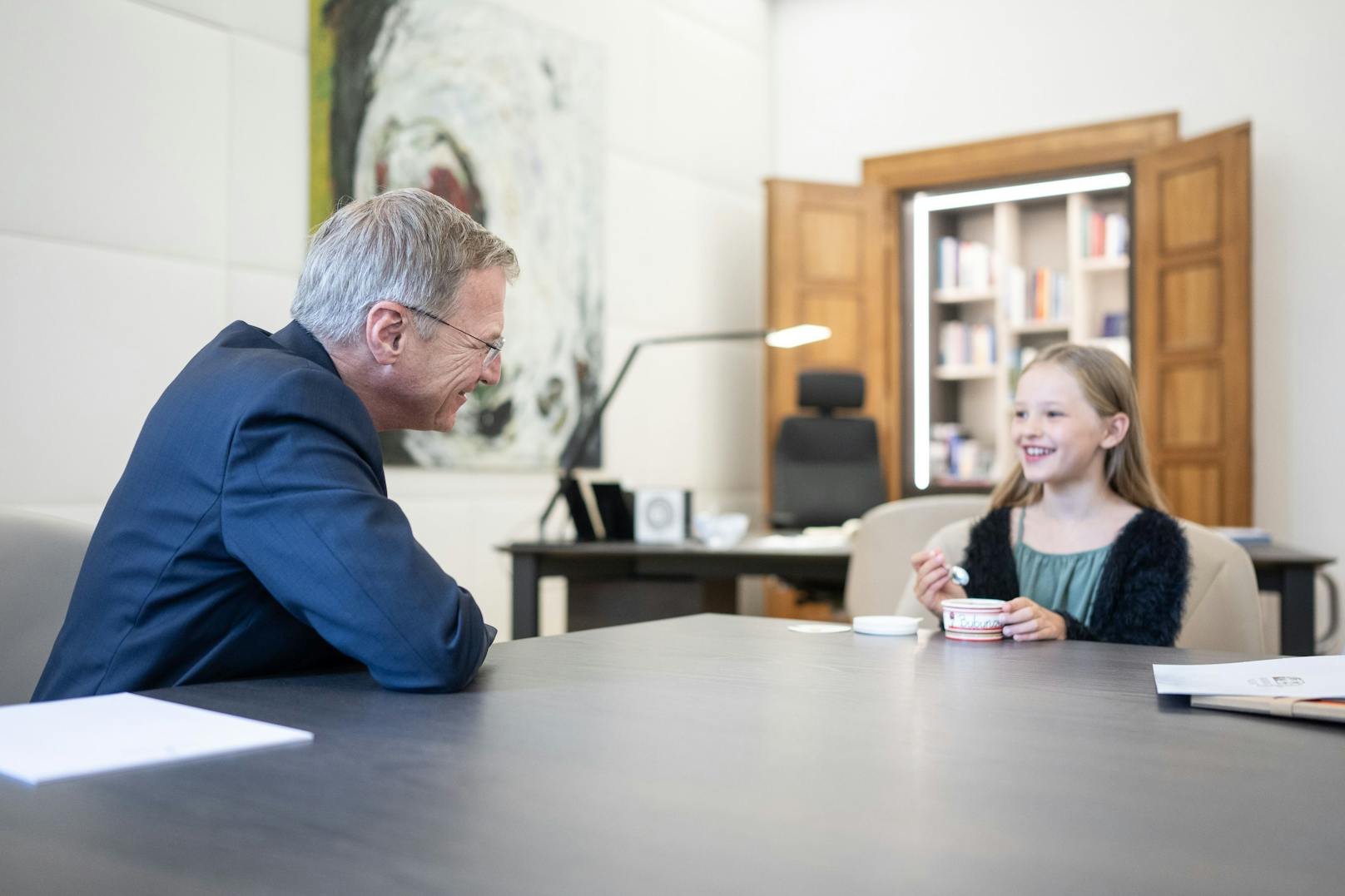 Am Mittwoch wurde Lisa im Linzer Landhaus von LH Thomas Stelzer (ÖVP) für ihren mutigen Einsatz geehrt. Zudem gab es ein Eis und eine Führung durchs Landhaus.