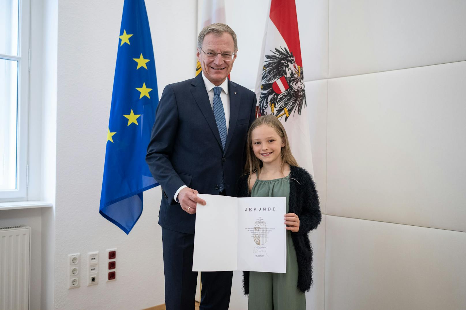 Am Mittwoch wurde Lisa im Linzer Landhaus von LH Thomas Stelzer (ÖVP) für ihren mutigen Einsatz geehrt. Zudem gab es ein Eis und eine Führung durchs Landhaus.