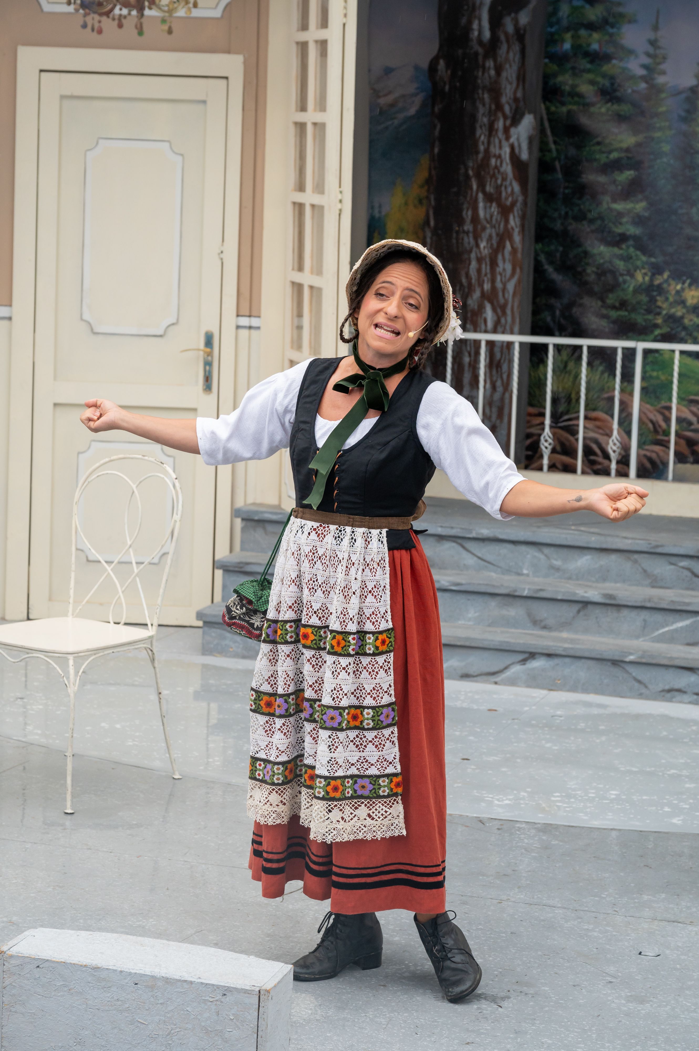 Die Kostüme haben es Fälbl und Athanasiadis angetan.