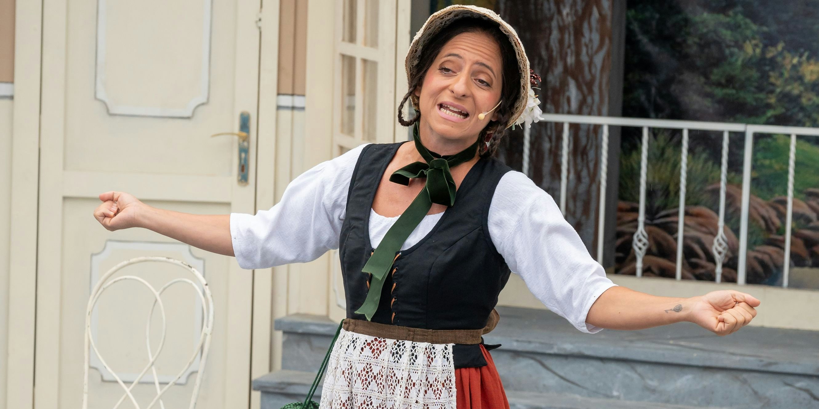 Die Kostüme haben es Fälbl und Athanasiadis angetan.