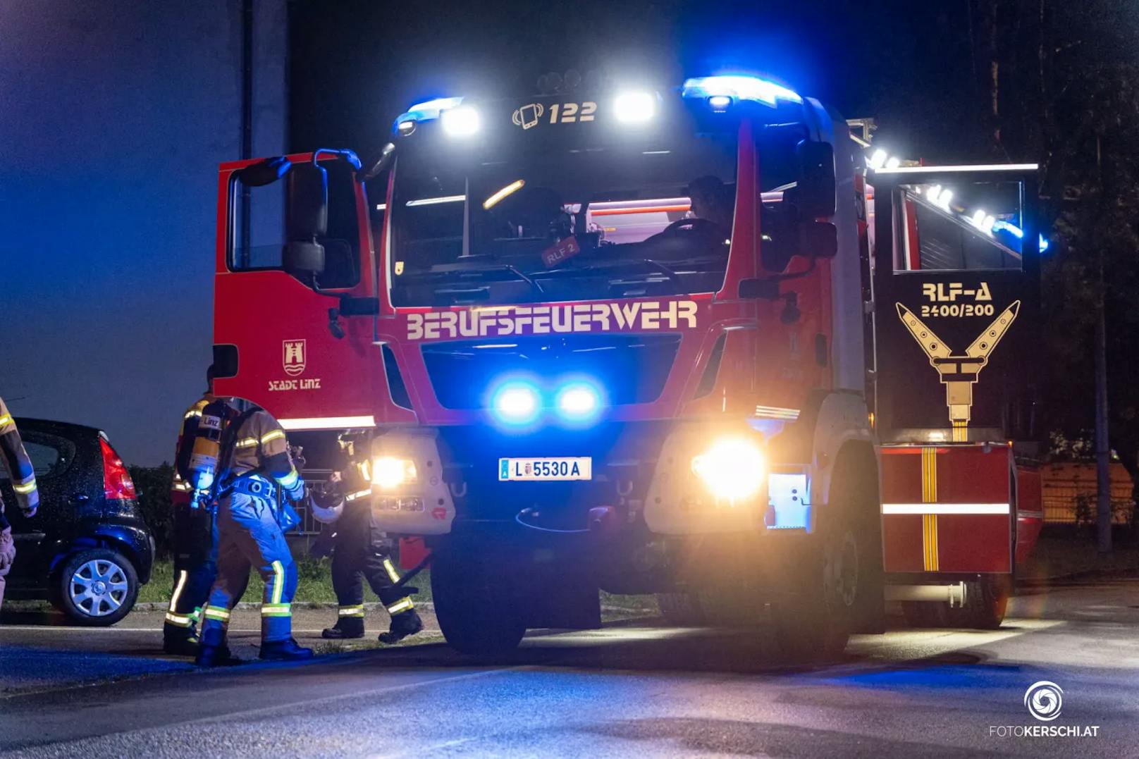 Die Berufsfeuerwehr Linz wurde am Dienstagabend zu einem Brand in ein mehrstöckiges Gebäude in den Stadtteil St. Magdalena alarmiert.